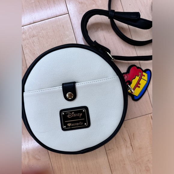 NEW Loungefly Disney Mickey Mouse & Minnie Mouse
Cake Crossbody Bag - Picture 6 of 12